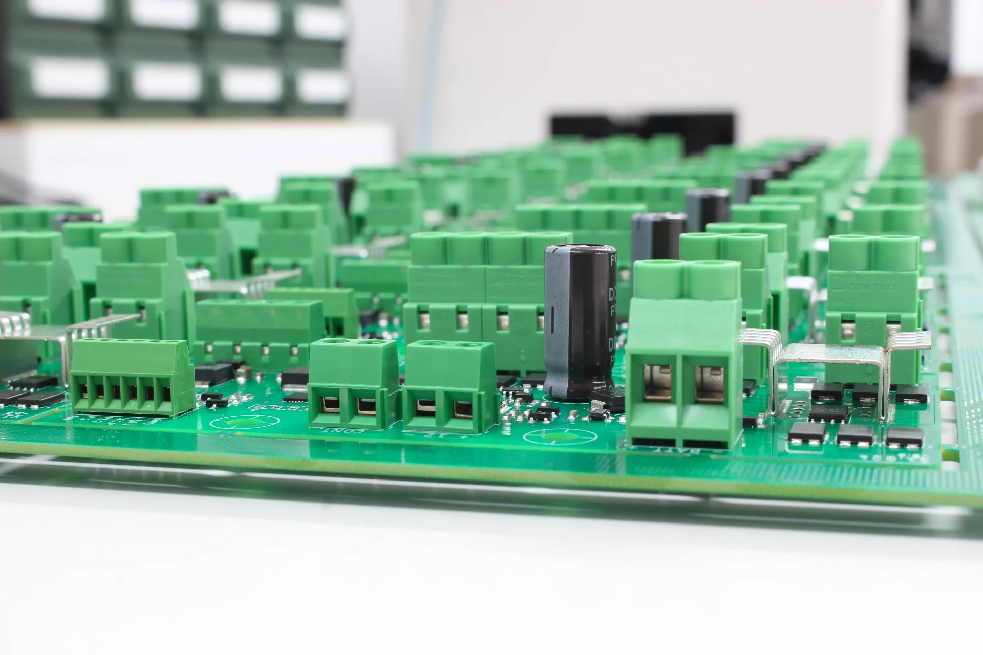 Schede elettroniche Vasile con morsetti e componenti di potenza